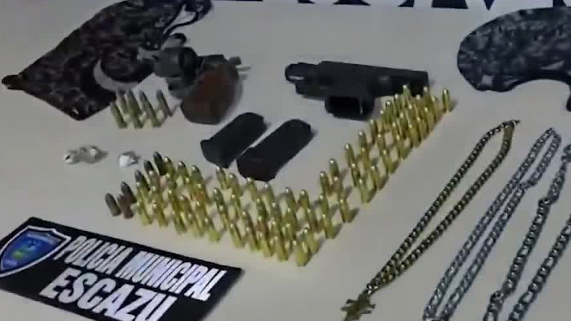 Policía detuvo a tres hombres con armas y joyas
