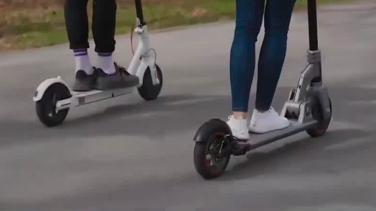 Scooters no están permitidos en calles ni aceras Scooters no están permitidos en calles ni aceras