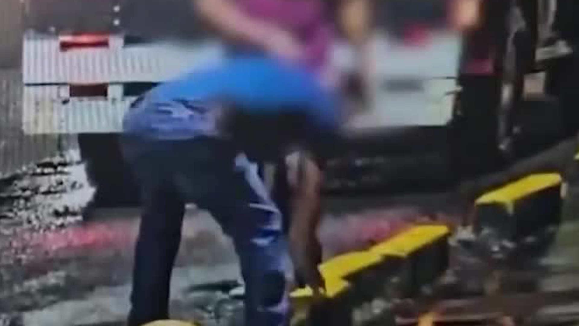 Roban bloques de concreto en ciclovía | VIDEO