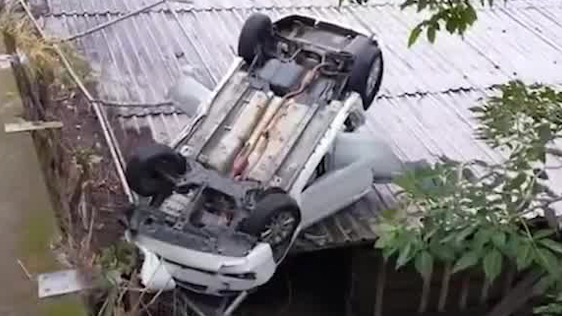 Auto terminó sobre el techo de una propiedad