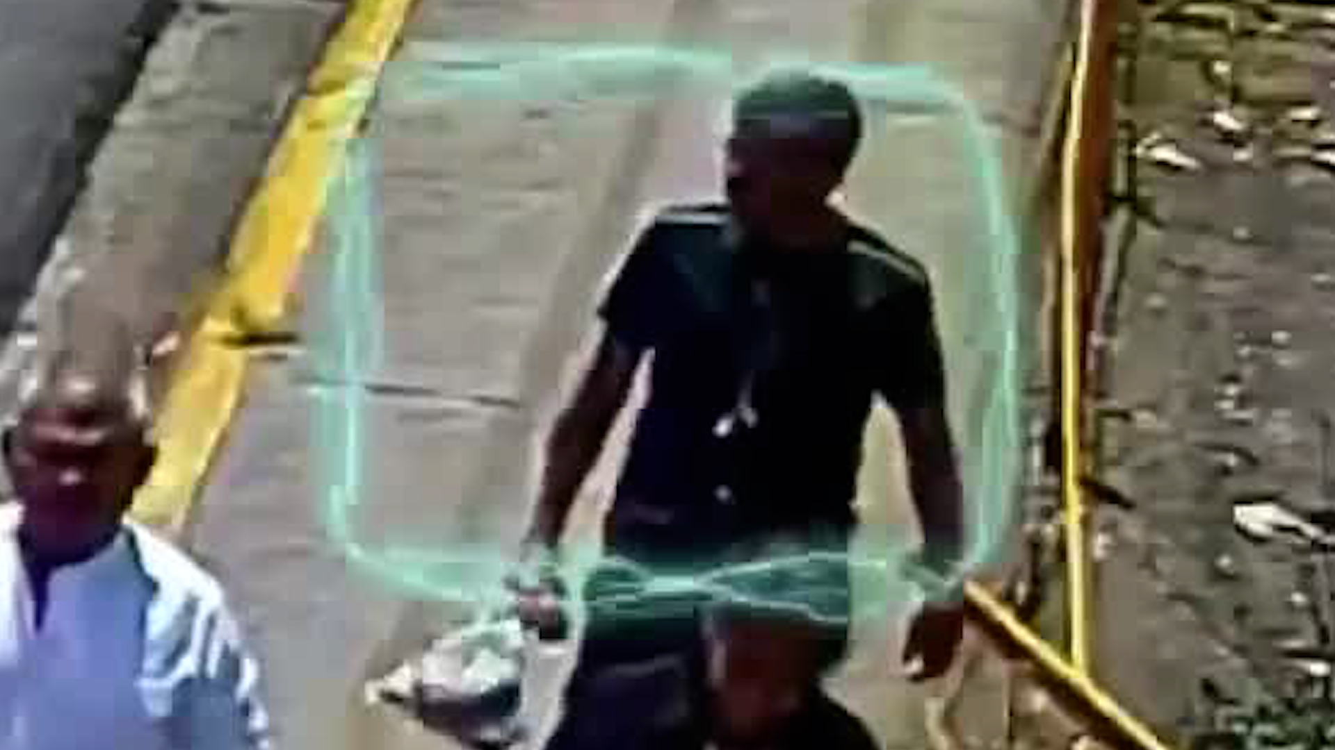 Ladrón aprovechó descuido para robar celular | VIDEO Ladrón aprovechó descuido para robar celular | VIDEO