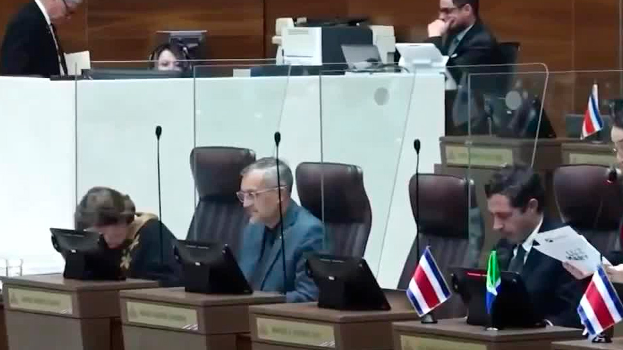 Diputados discuten problemas de Limón