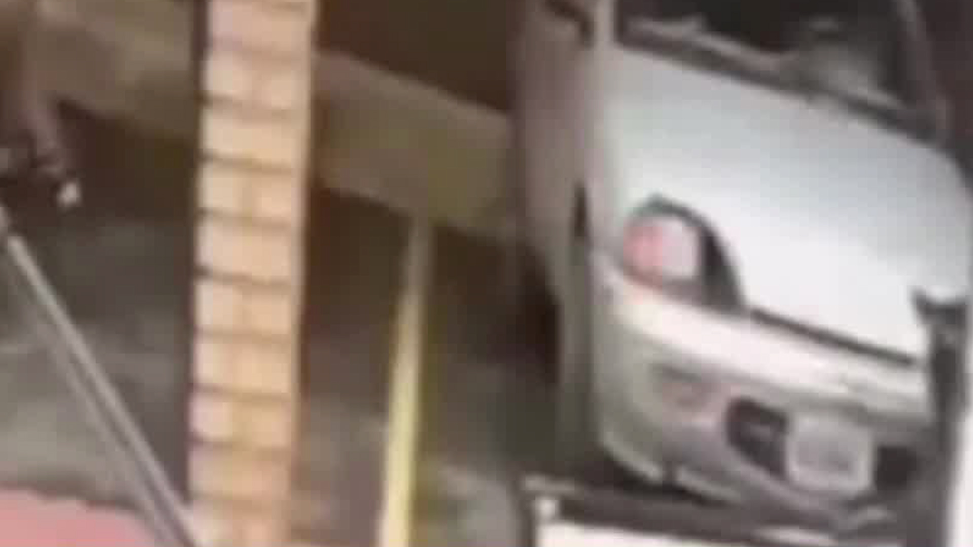 Hombre golpe a presunto acosador en Sarchí | VIDEO