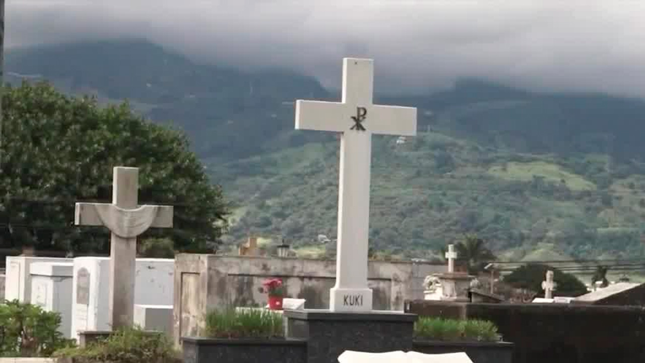Sorprenden a pareja en encuentro íntimo en cementerio | VIDEO