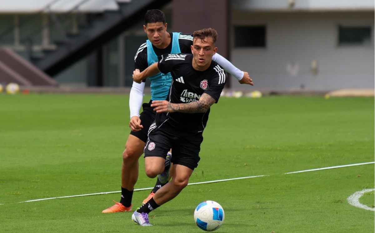 Miguel Herrera y su cuerpo técnico dispusieron de un grupo de 17 futbolistas en la práctica matutina.