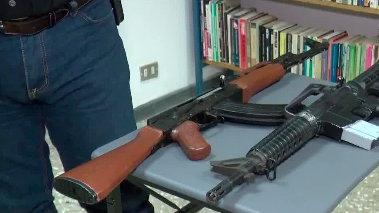 Decomisan un AK-47 a un adolescente de 16 años Decomisan un AK-47 a un adolescente de 16 años