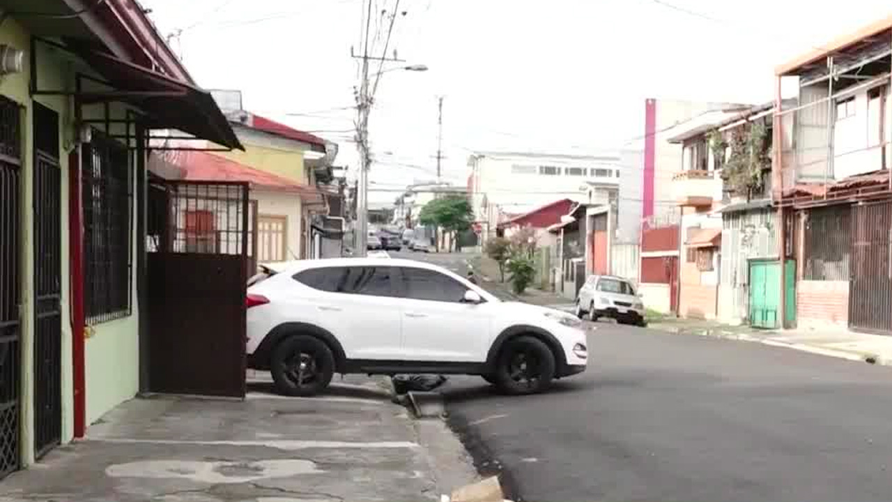 Ciudadanos denuncian multas por parquear frente a sus casas
