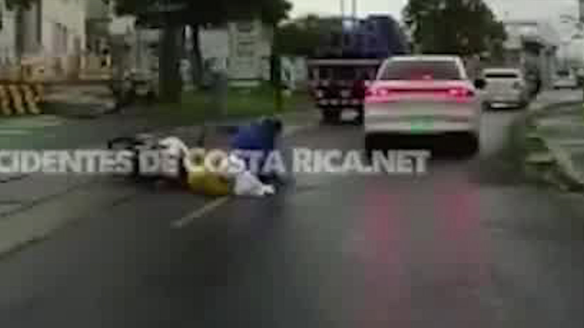 Motociclistas advierten sobre peligro en cruce del tren