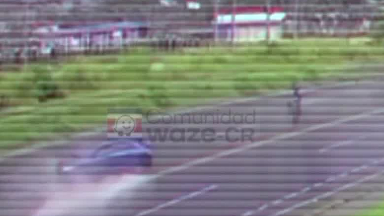 Carro impacta a motociclista tras derrapar | VIDEO