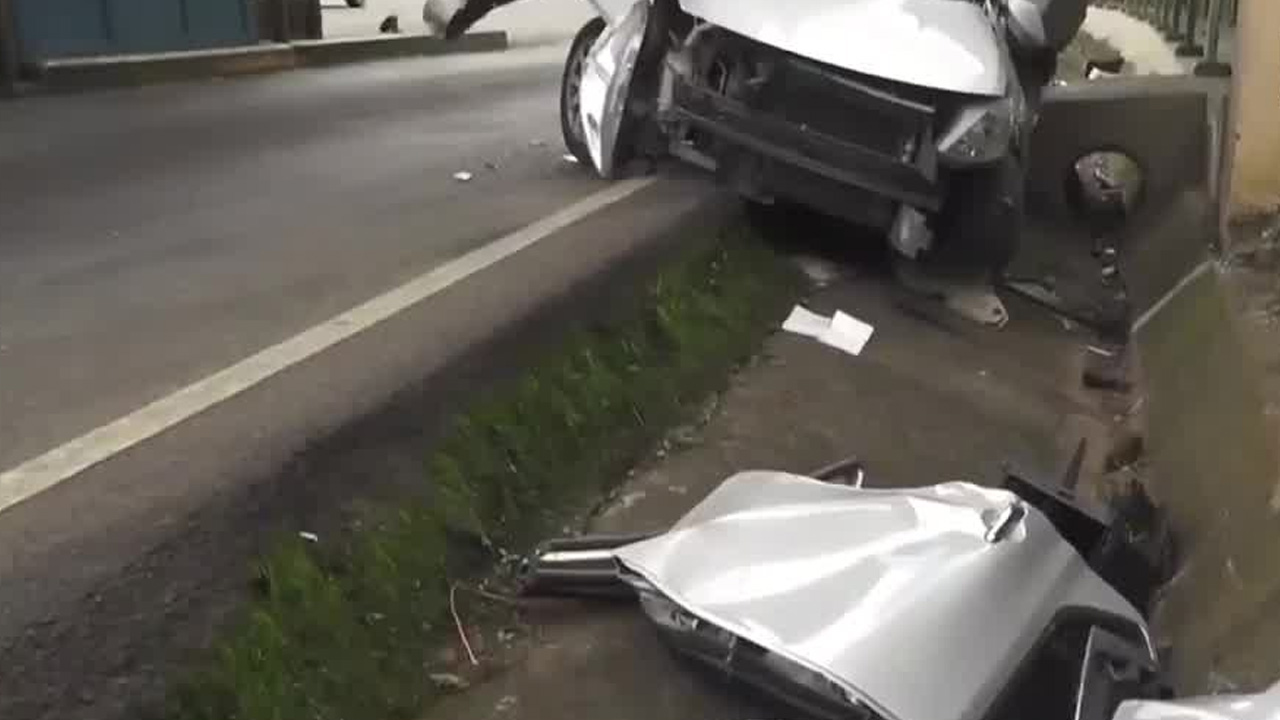 Joven de 22 años muere al chocar contra un peaje