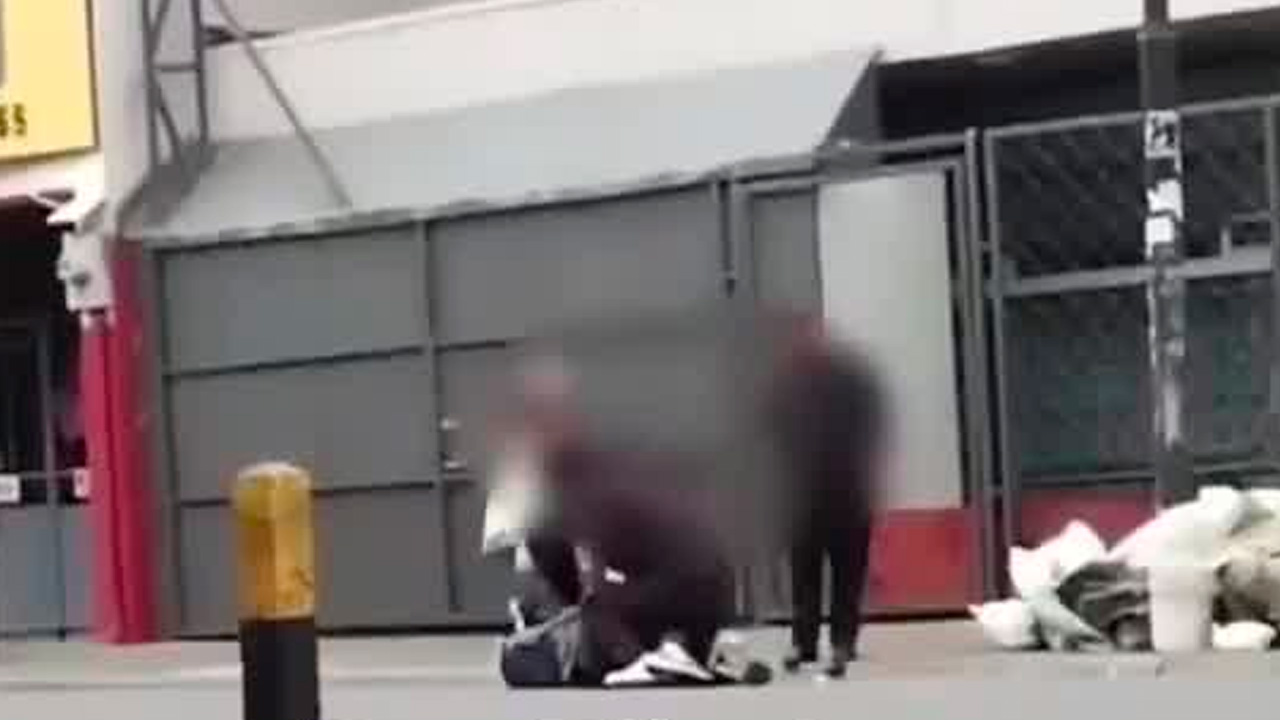 Golpean a hombre sorprendido robando | VIDEO