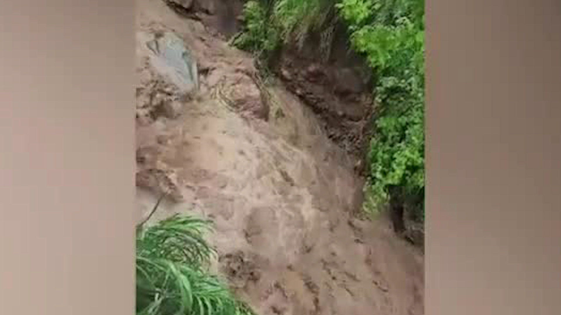Río desbordado amenaza viviendas en Santa Eduviges