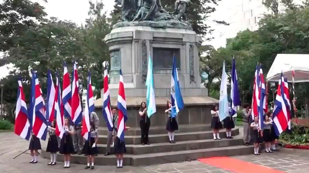 Supremos Poderes realizaron ofrenda floral en el Parque Nacional