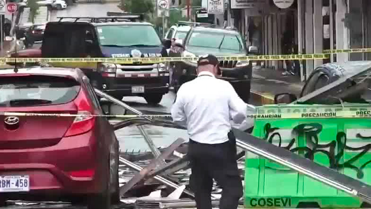 Ventanal cae sobre vehículos en San José