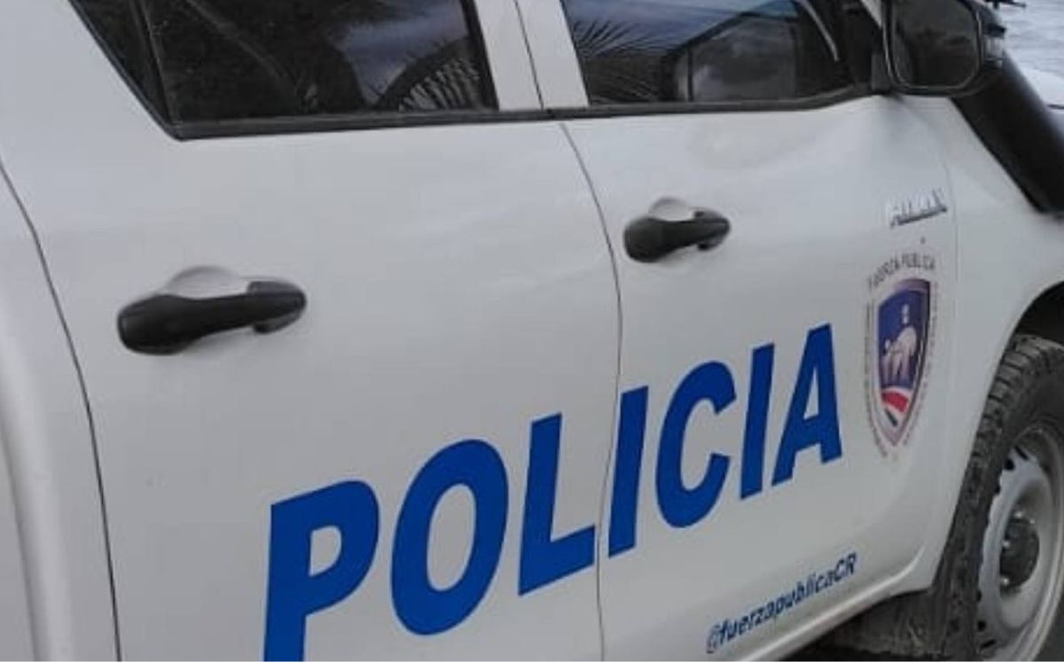 La víctima fue herida de bala en la rodilla.