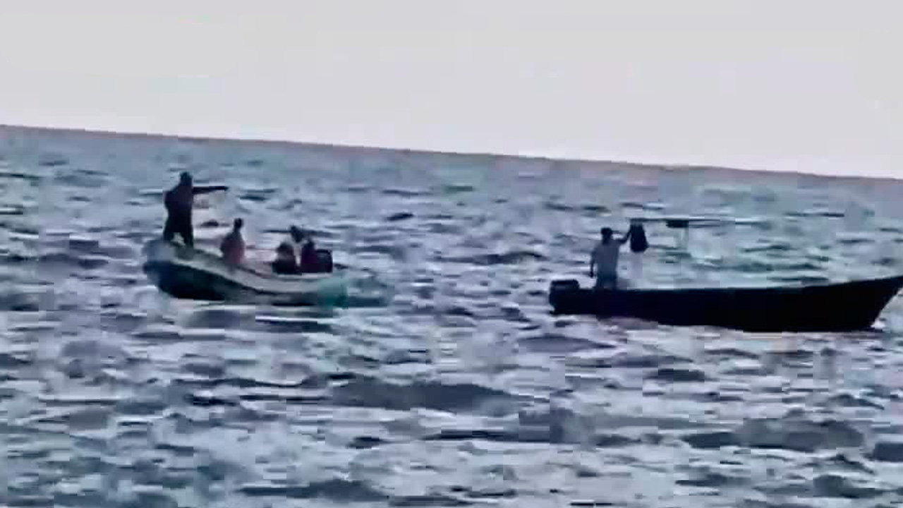 Rescatistas civiles recuperan cuerpos de desaparecido en el Pacífico