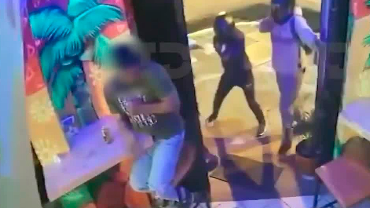 Sujeto armado encañona a dos hombres en un bar de Limón | VIDEO