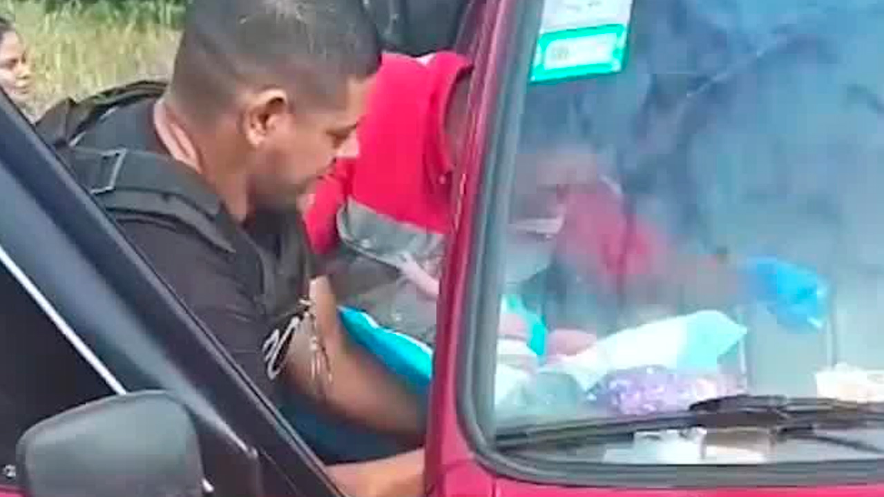 Mujer dio a luz dentro de un pick up | VIDEO