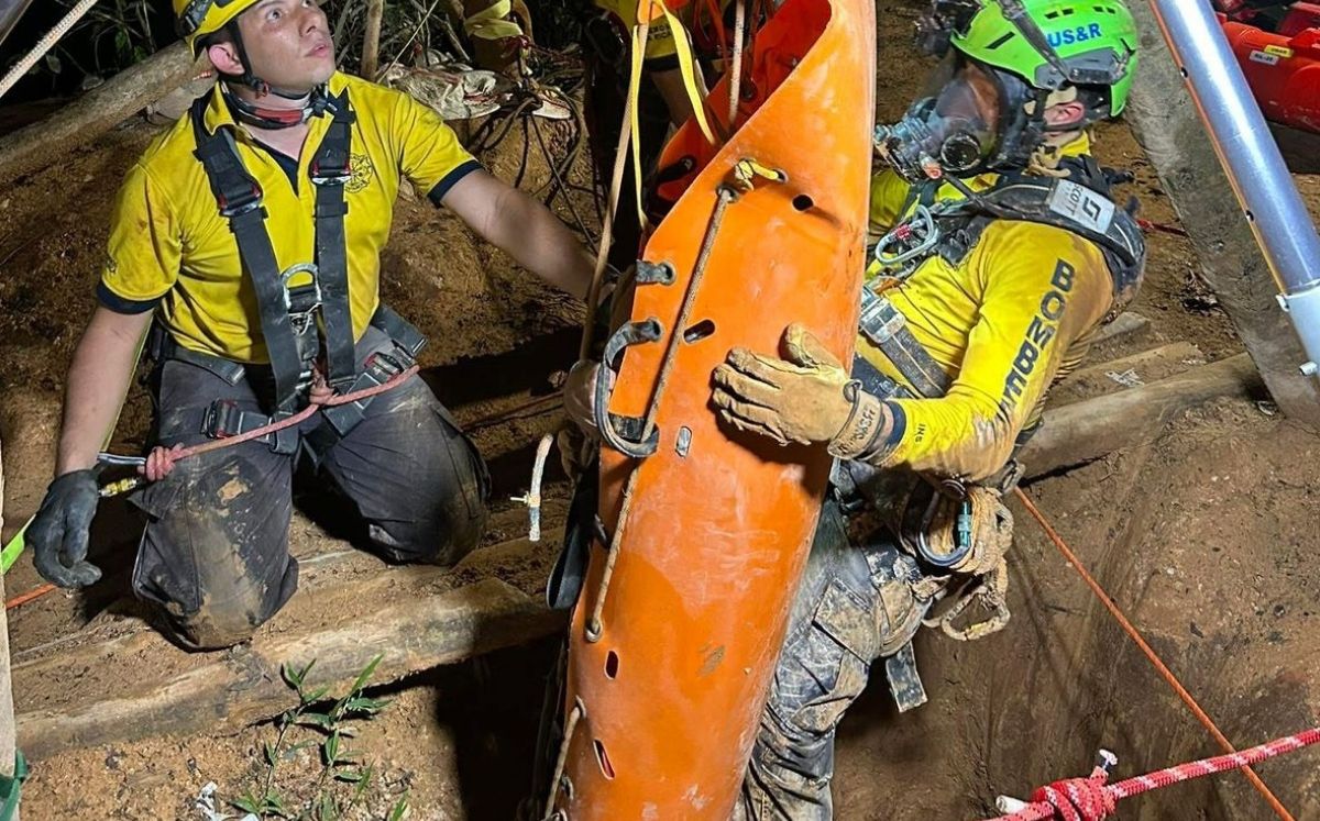 Bomberos y Cruz Roja desplazaron equipos de búsqueda y rescate urbano, rescatistas avanzados y paramédicos.