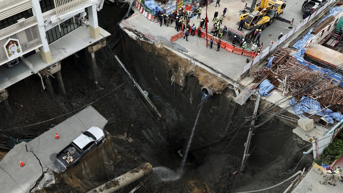Gigantesco socavón colapsa avenida en Bangkok
