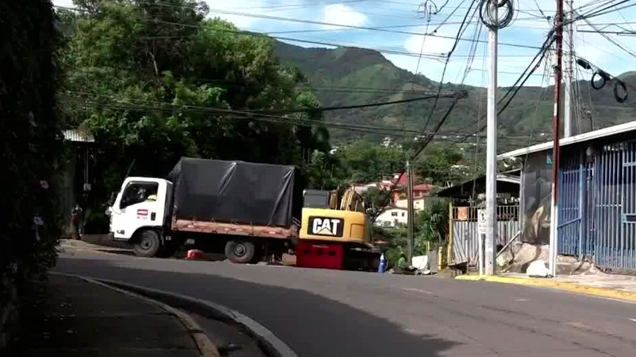 Colapsa puente vecinal tras fuertes lluvias Colapsa puente vecinal tras fuertes lluvias