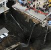 Gigantesco socavón colapsa avenida en Bangkok