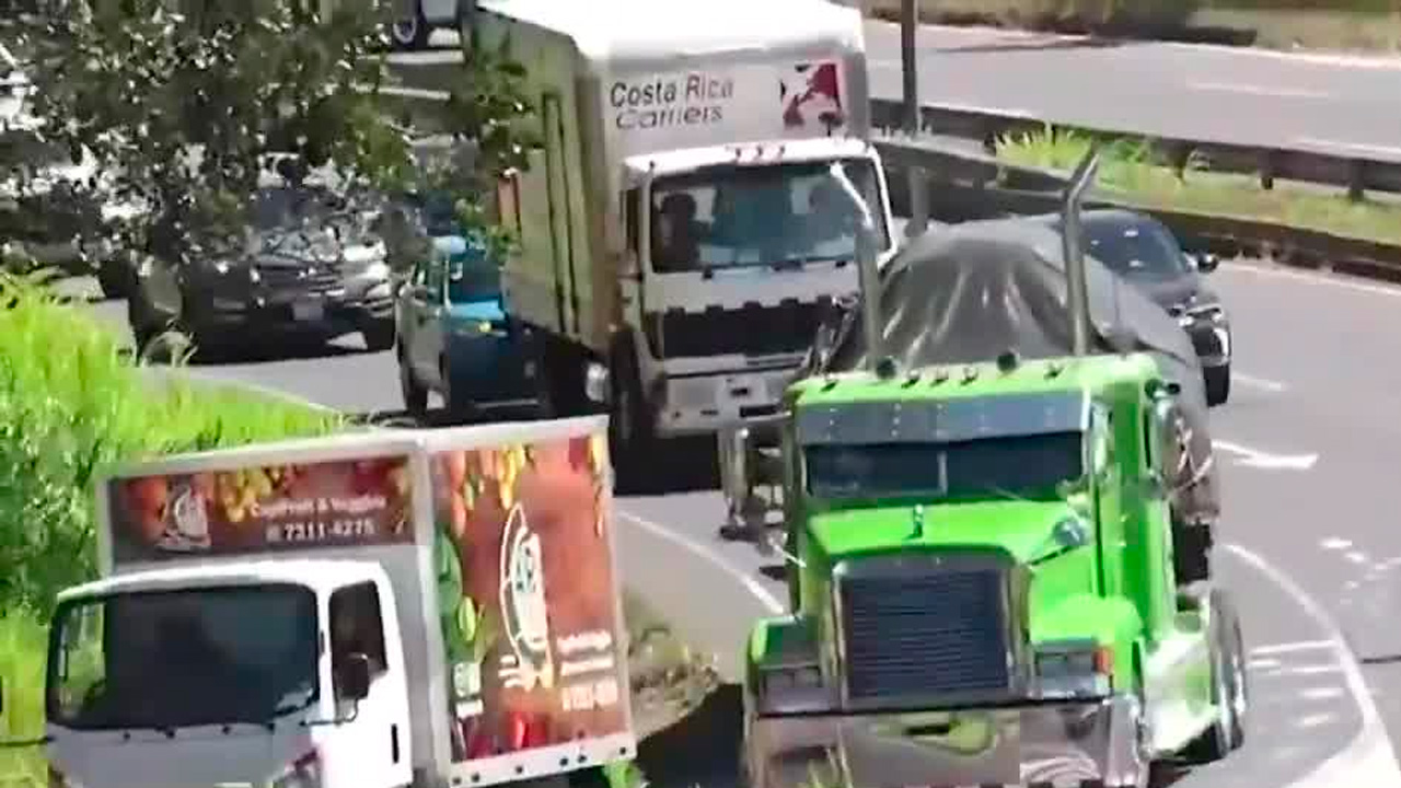 Trailero pone en riesgo a conductora