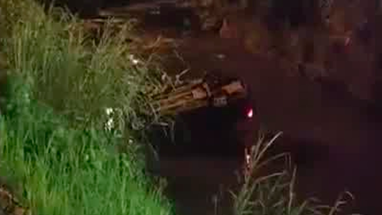 Vehículo cae a quebrada tras choque