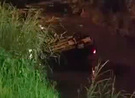 Vehículo cae a quebrada tras choque