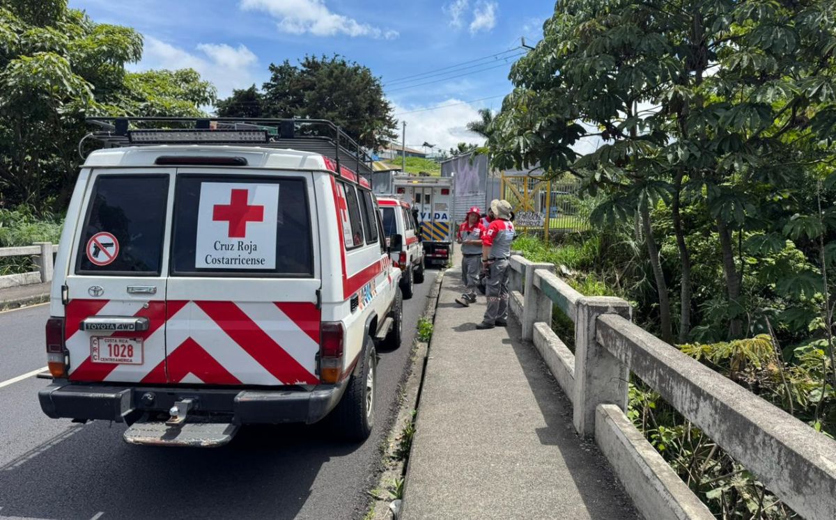 35 cruzrojistas especializados fueron movilizados para realizar un operativo exhaustivo en los ríos cercanos al lugar del incidente.