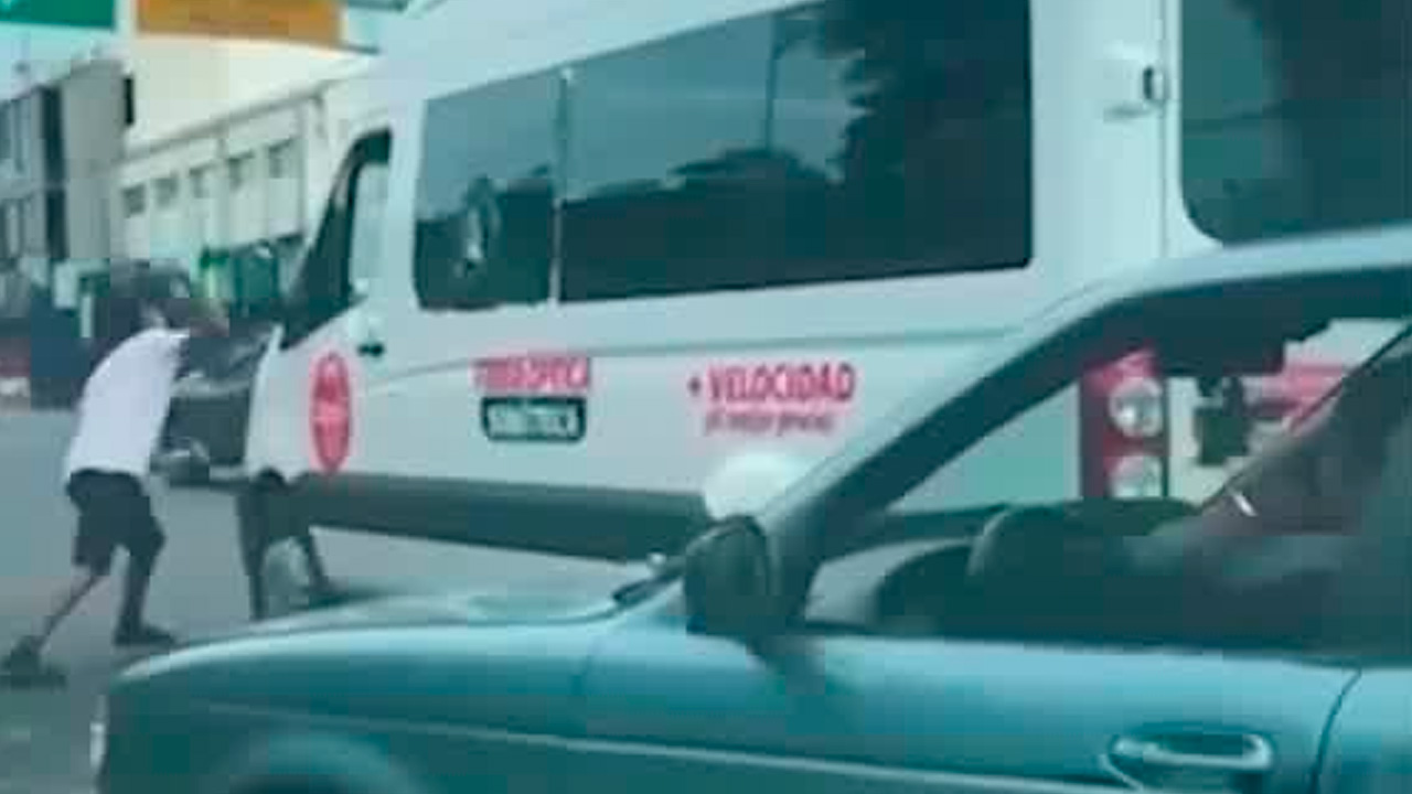 Discusión en carretera terminó en agresiones y daños materiales