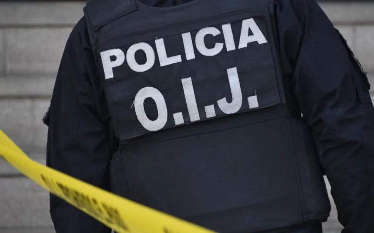 Bolsa con bebé estaba a las afueras de una casa.