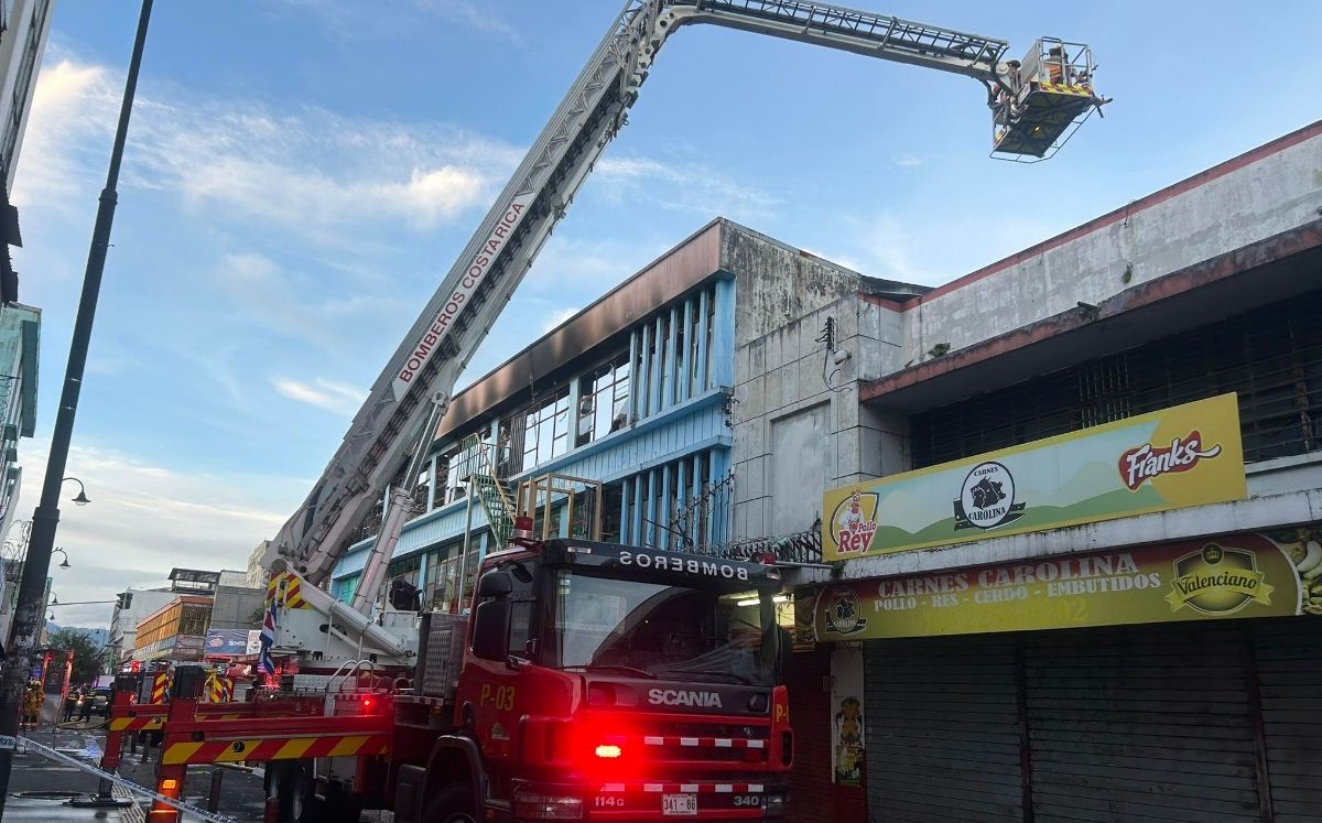 El inmueble, de tres plantas y con un área aproximada de 500 a 600 metros cuadrados, sufrió su mayor afectación en el tercer piso.