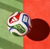 El balón también muestra detalles en dorado, como homenaje al trofeo mundialista.