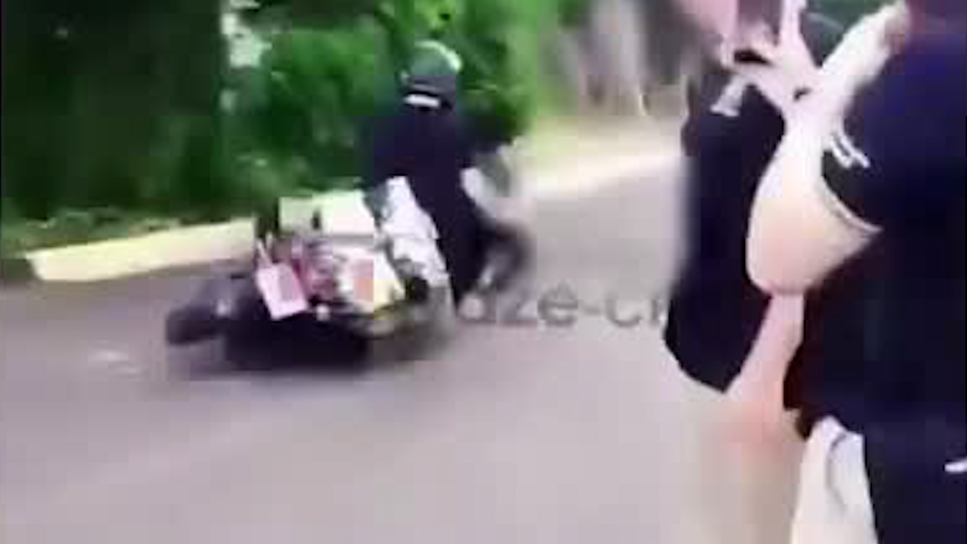 Estudiantes caen tras maniobrar motocicleta