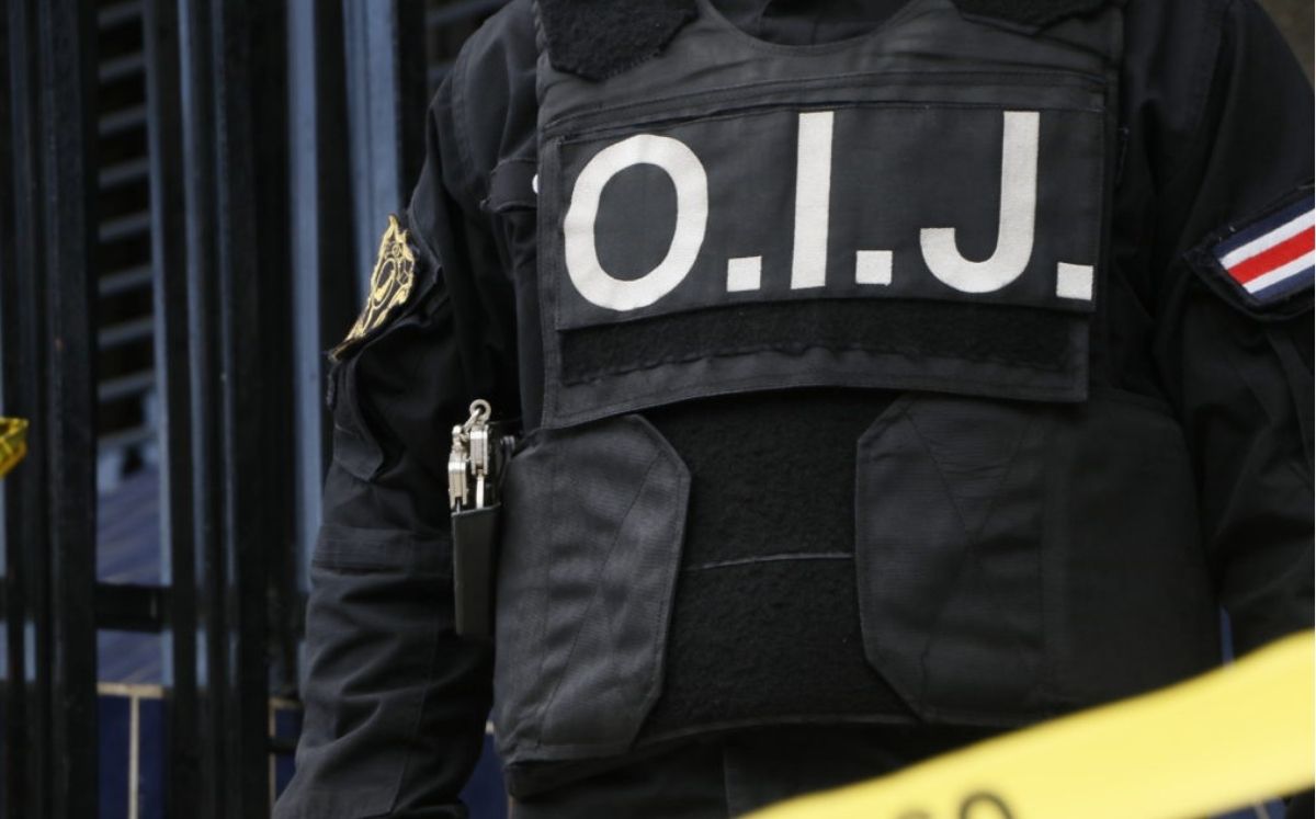Según la información preliminar del Organismo de Investigación Judicial (OIJ), Bustillo y otro hombre cayeron desde el techo del templo.