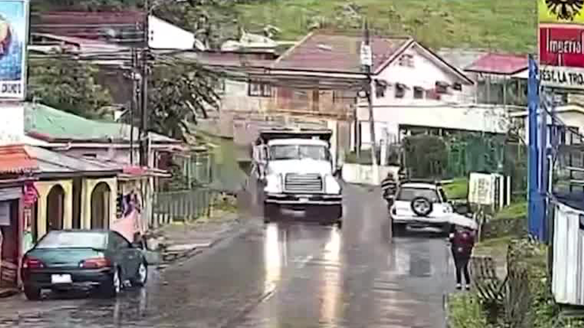 Vagoneta causa daños en calles | VIDEO