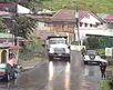 Vagoneta causa daños en calles | VIDEO