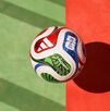 El balón también muestra detalles en dorado, como homenaje al trofeo mundialista.