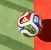 El balón también muestra detalles en dorado, como homenaje al trofeo mundialista.