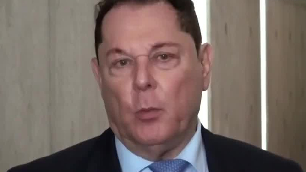 Diputado Alexander Barrantes intenta agredir a ciudadano tras colisión
