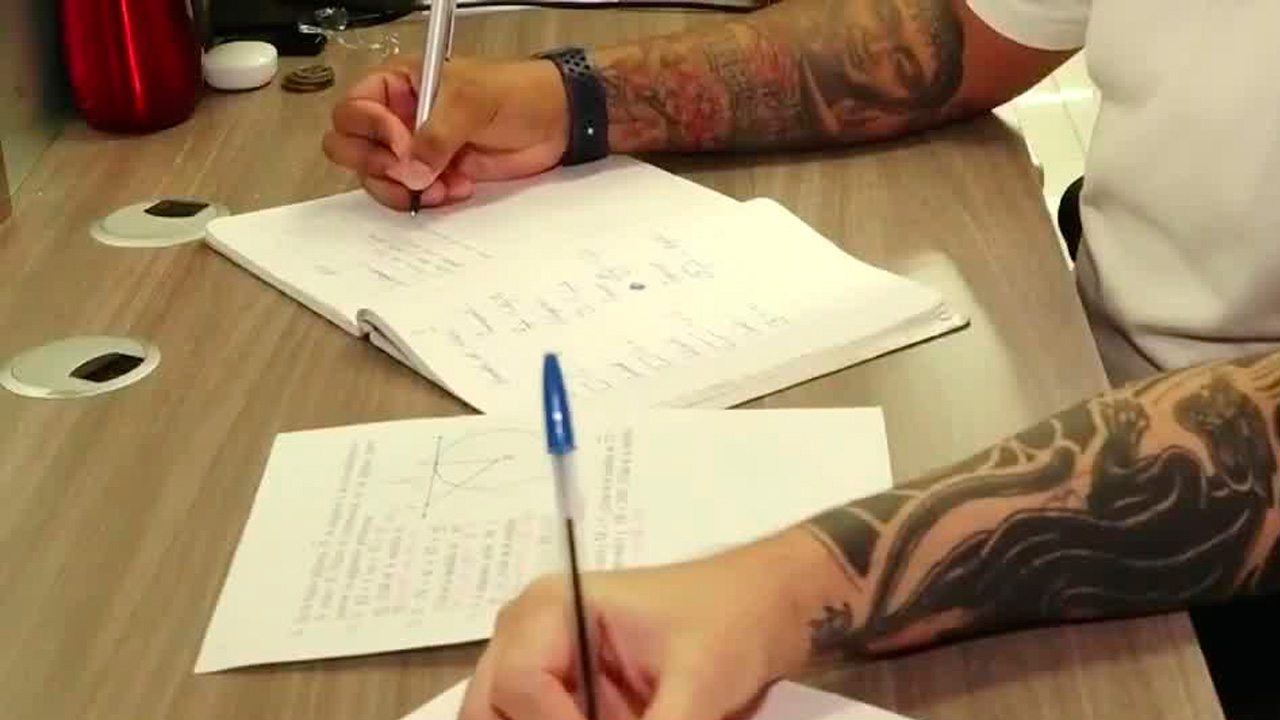 Nuevos lineamientos del MEP generan debate por piercings, tatuajes y maquillaje