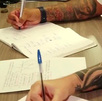 Nuevos lineamientos del MEP generan debate por piercings, tatuajes y maquillaje