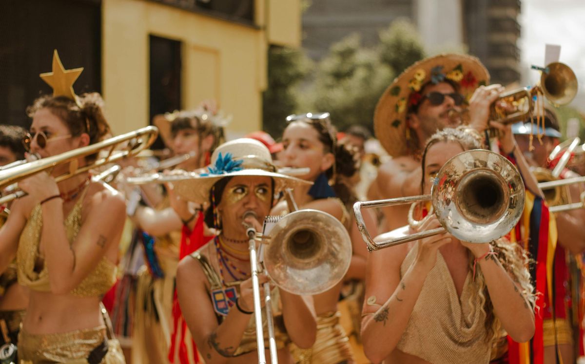 El Pasacalles de Alajuela Brilla 2025 busca bandas y grupos de baile para llenar de magia las calles