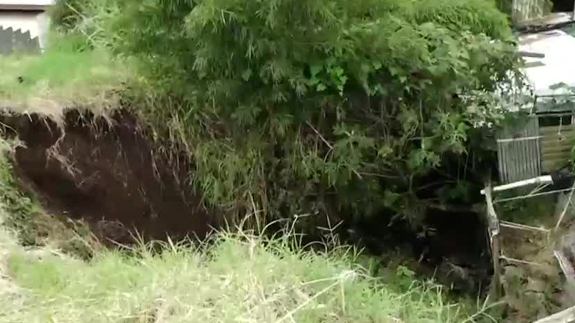 Familias en riesgo por deslizamiento de tierra