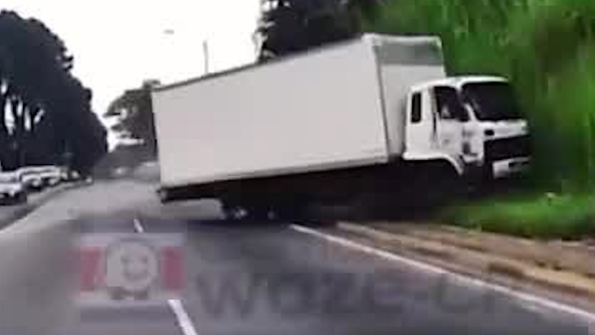Camión sin frenos evita tragedia al realizar maniobra Camión sin frenos evita tragedia al realizar maniobra