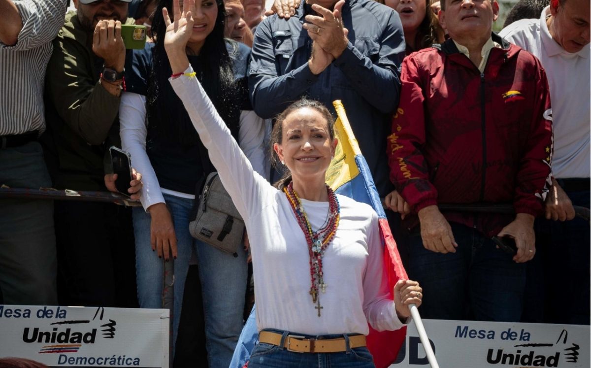 Machado es una política, exdiputada, profesora, e ingeniera venezolana, fundadora del movimiento político Vente Venezuela.