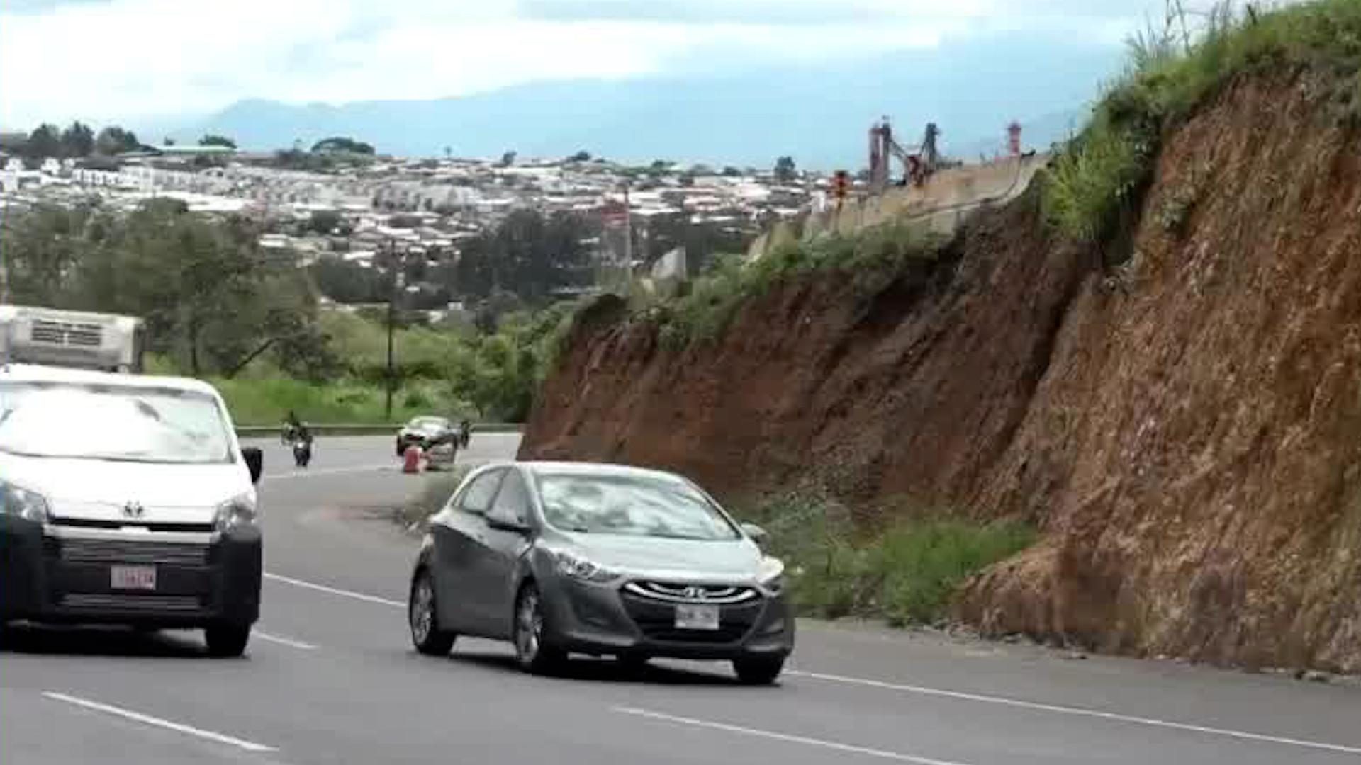 Talud inestable provoca caída de Tierra en Cartago Talud inestable provoca caída de Tierra en Cartago