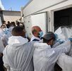 Trabajadores de la morgue descargan los cuerpos de palestinos. (AFP) Trabajadores de la morgue descargan los cuerpos de palestinos. (AFP)