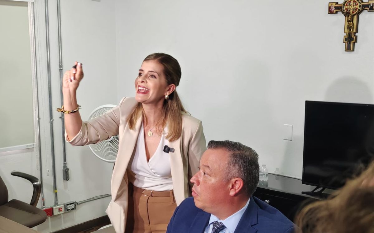 Laura Fernández denunció hallazgo de micrófono oculto en su oficina.